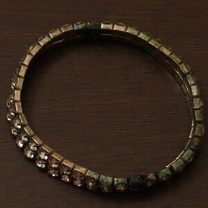 Braclet is missing sets. Bracelet has green corrosion. Lot p2